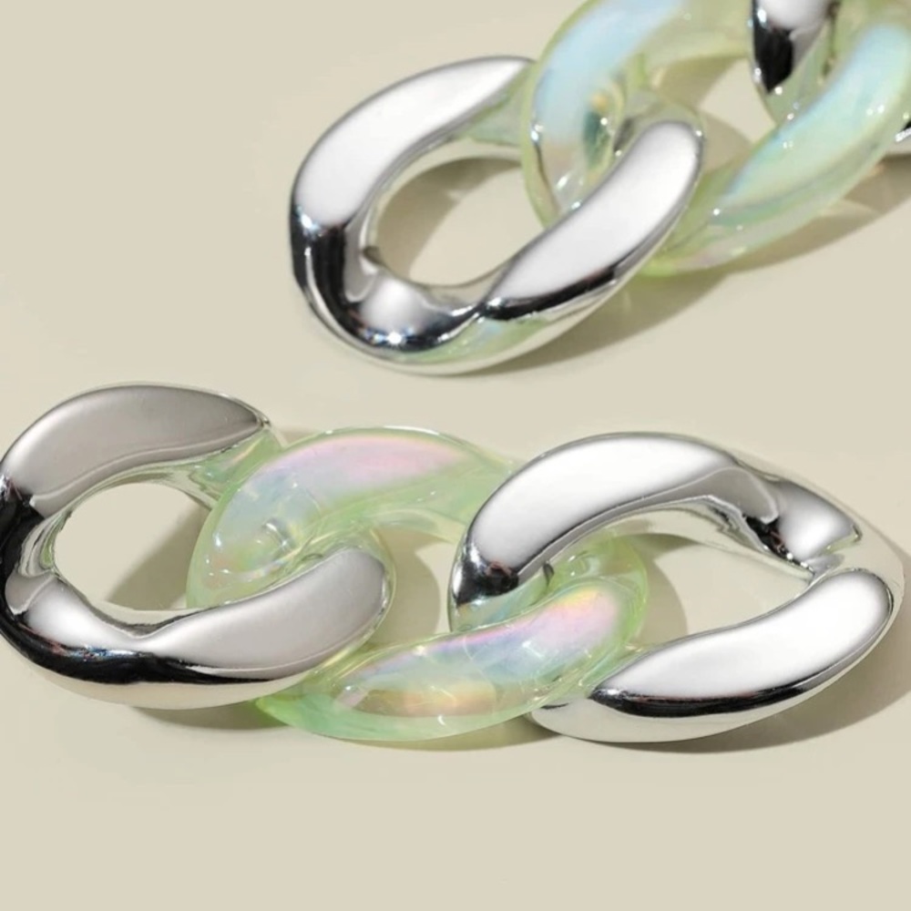 🎀 Awesome Large Metallic Iridescent Color Block Chainlink Stud Earrings 🎀 - Picture 2 of 3